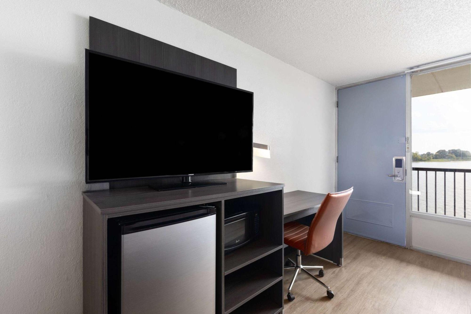Super 8 By Wyndham Riverside Al Exterior foto