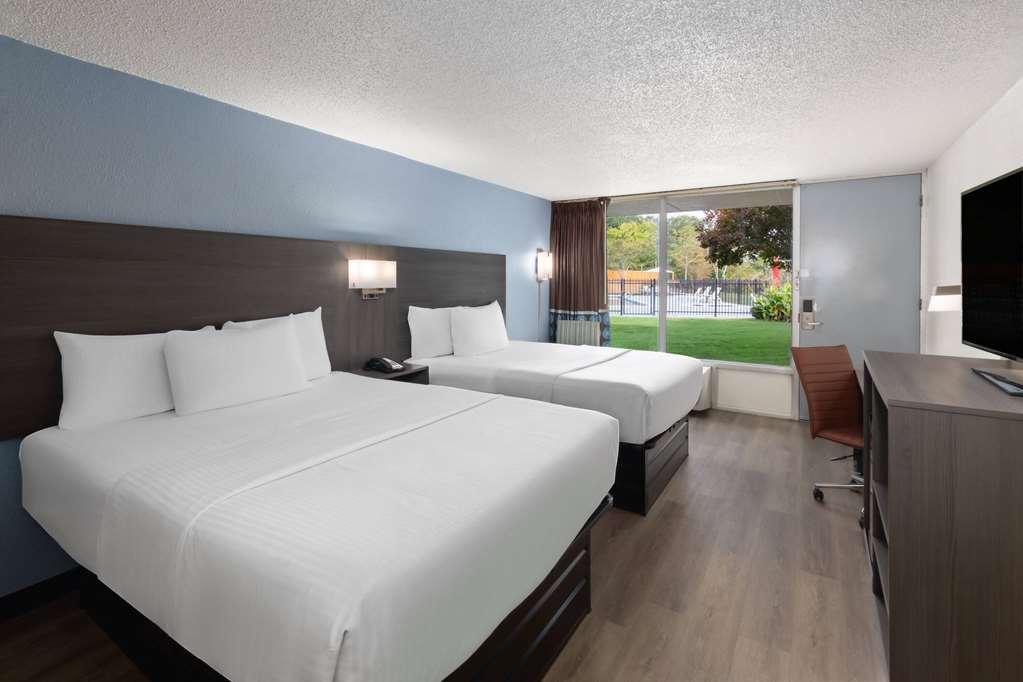 Super 8 By Wyndham Riverside Al Habitación foto